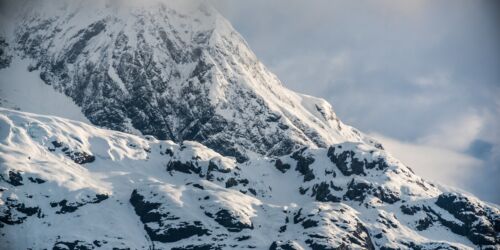 snow-capped-peaks-in-alaska-s-glacier-bay-np-2026-01-05-01-14-18-utc