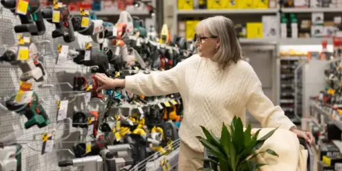 Woman_shopping_2000x667px